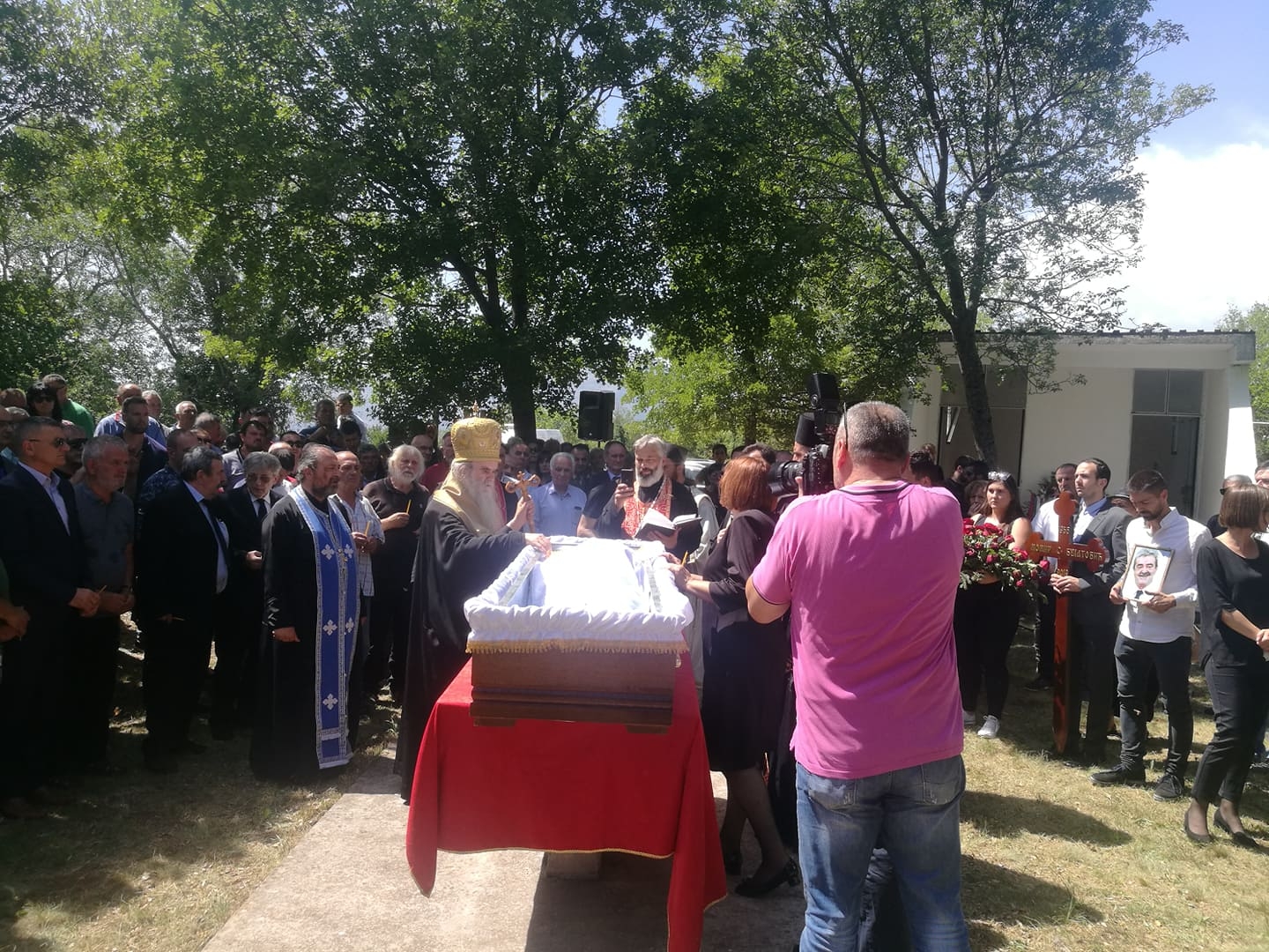 VIDEO, FOTO – Sahranjen Momir Bulatović, Amfilohije nakon opela: “Nije bilo lako nositi njegov krst, ali ga je nosio časno”