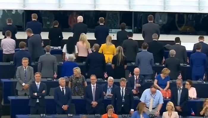 VIDEO: Britanski poslanici okrenuli leđa tokom izvođenja Ode radosti