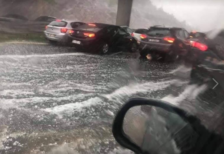 Vozači blokirali auto-put u Hrvatskoj, sakrili se od kiše ispod nadvožnjaka