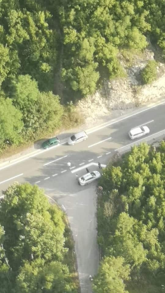 (FOTO) Iz helikoptera vrebali neodgovorne vozače: Javljali patrolama gdje da ih presrijeću i kažnjavaju
