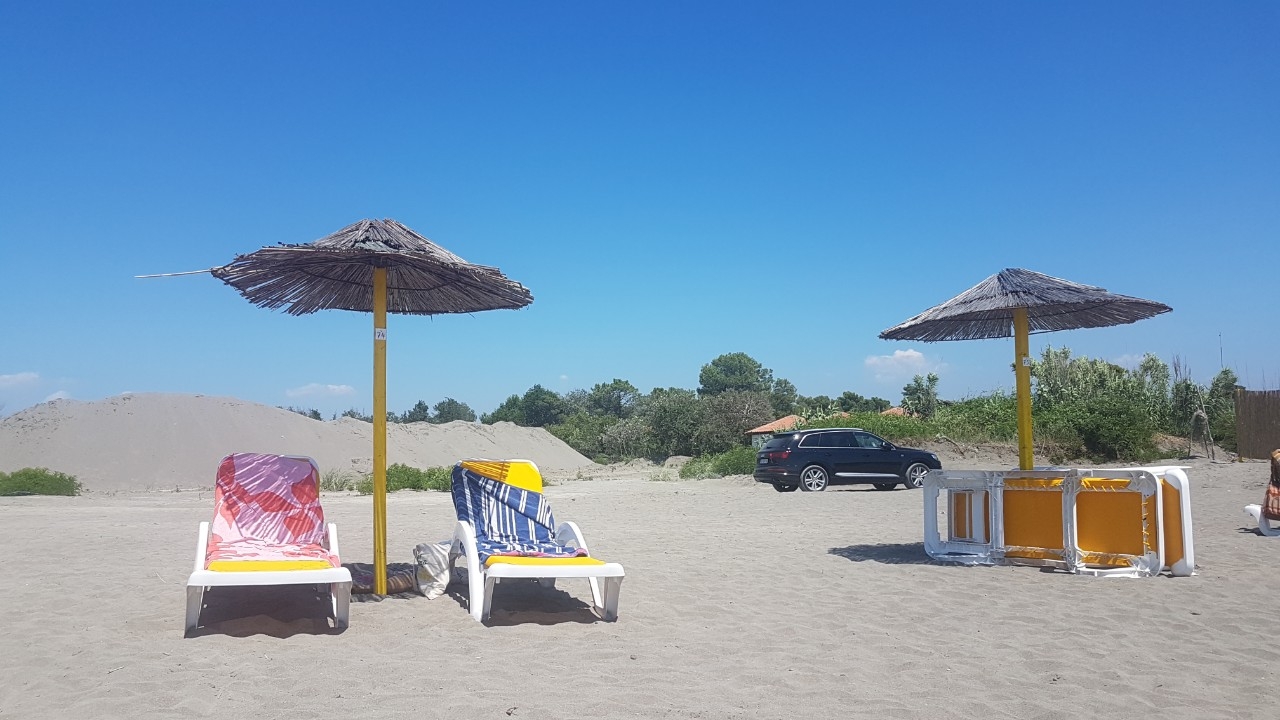Ada Bojana: Džip parkirao pored ležaljki