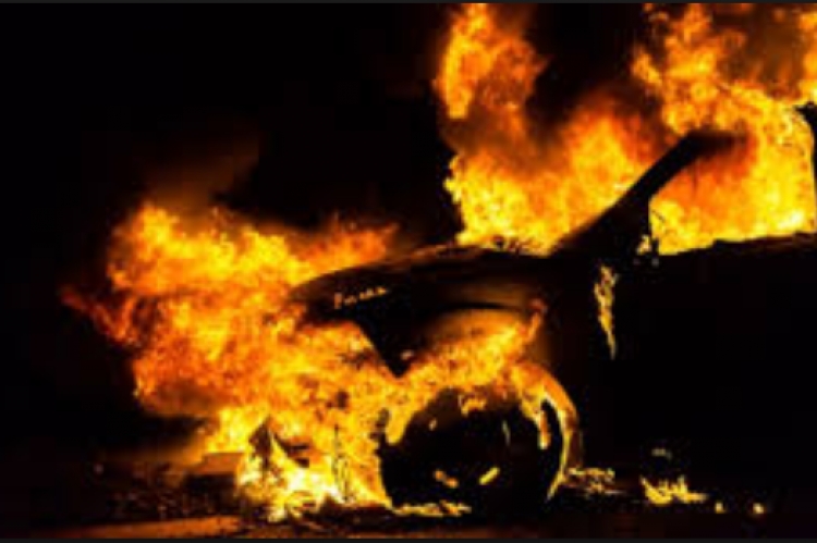 Kragujevac: Žena pratila nevjernog muža, sačekala da počne akcija, pa prosula benzin i zapalila auto