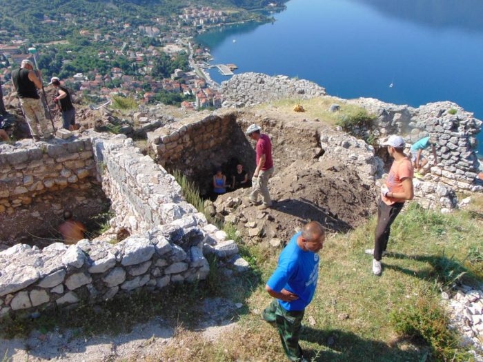 Arheološka istraživanja na Gradini u Risnu: Na brdu postojao hram boga Medaura!?