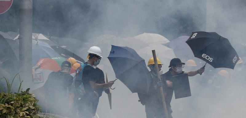 (VIDEO) Demonstracije i u gradu blizu Hong Konga: Policija bacila suzavac na hiljade ljudi