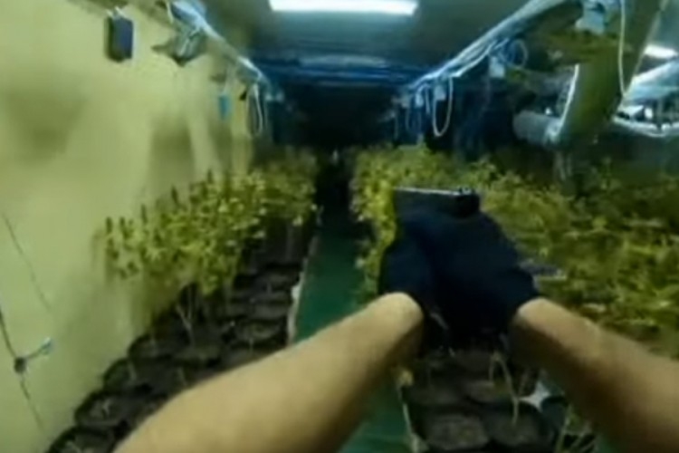 Filmska akcija: Pogledajte kako je policija upala u laboratoriju droge u Banjaluci!