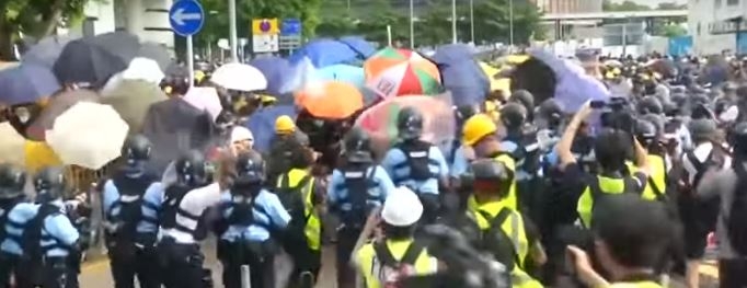 Hongkong: Demonsranti upali u Parlament, policija se povukla