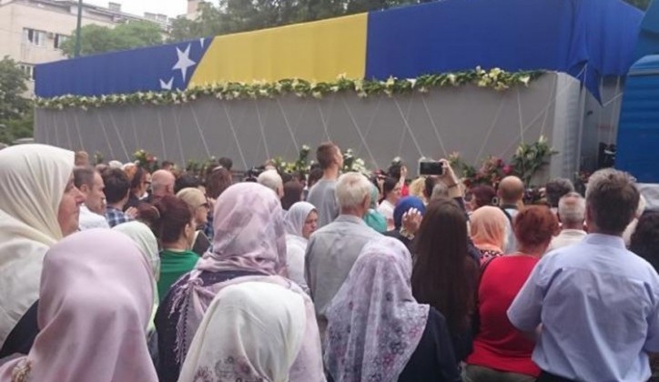 VIDEO: Tužna povorka sa 33 tabuta nastavila put ka Potočarima