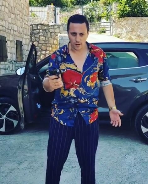 Ubiću te! (VIDEO): ANDRIJA MILOŠEVIĆ POTEGAO PIŠTOLJ NASRED ULICE!