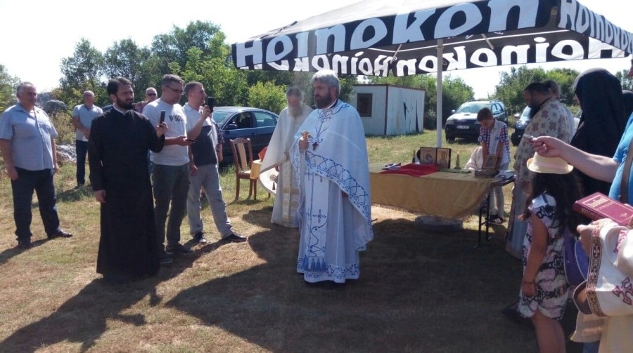 Održana liturgija na Svaču: Policija obezbjeđivala vjernike, Amfilohije nije došao