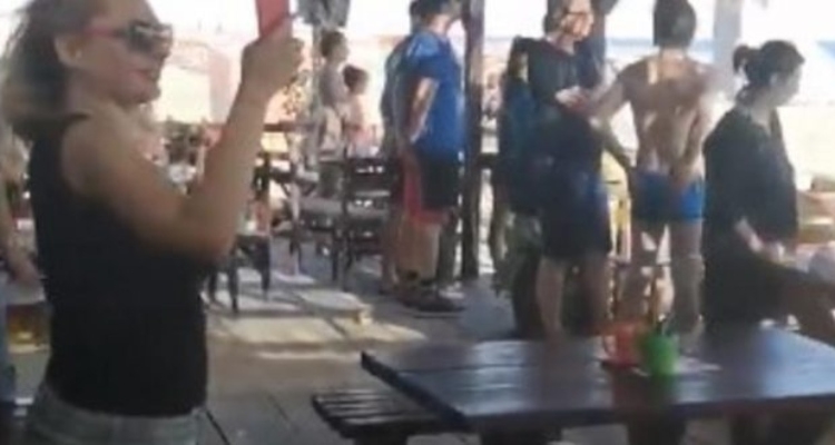 Ulcinj: Cijela plaža ustala na “Hej Sloveni”
