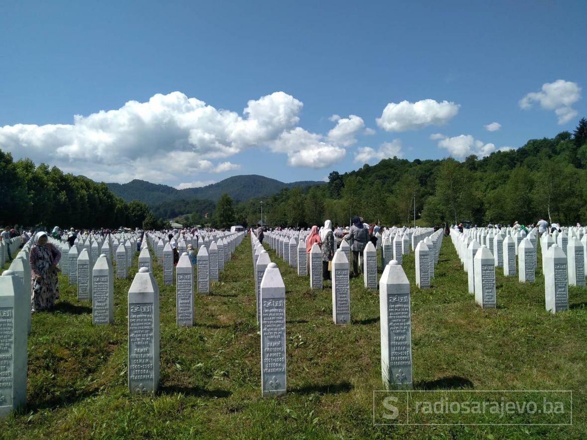 Završena komemoracija u Potočarima za 33 žrtve srebreničkog genocida