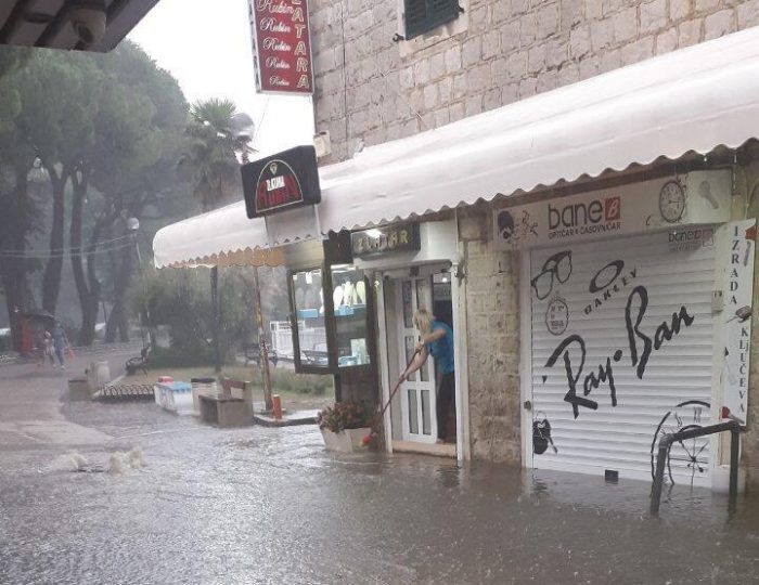 Kanalizaciona mreža popustila u Herceg Novom, odvodni kanali prelivali i plavili duž rivijere