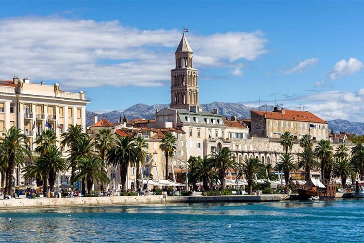 Muškarac u Splitu odgrizao uvo turisti koji mu je pogledao djevojku!