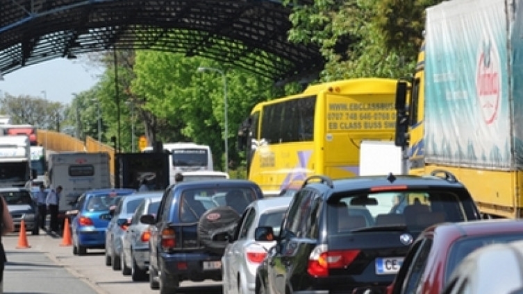 Avaz: Bosanci hrle na more, velike gužve prema Crnoj Gori i Hrvatskoj