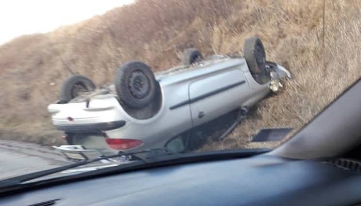 Saobraćajna nezgoda: Prevrnuo se automobil kod Buljarice, povrijeđene tri osobe