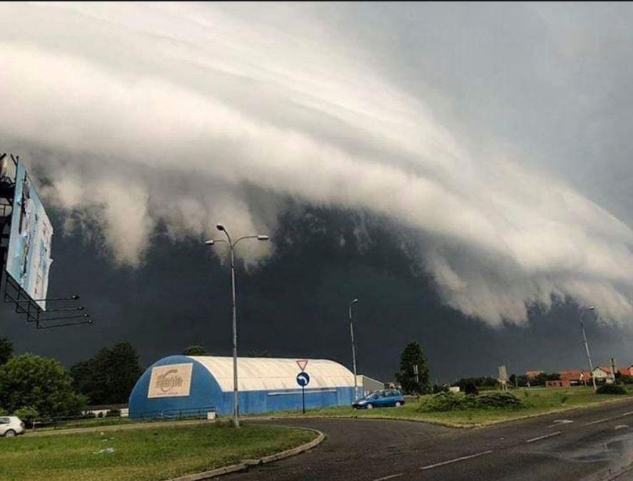 Jezivo nebo iznad Bijeljine, izgleda kao da će sve progutati