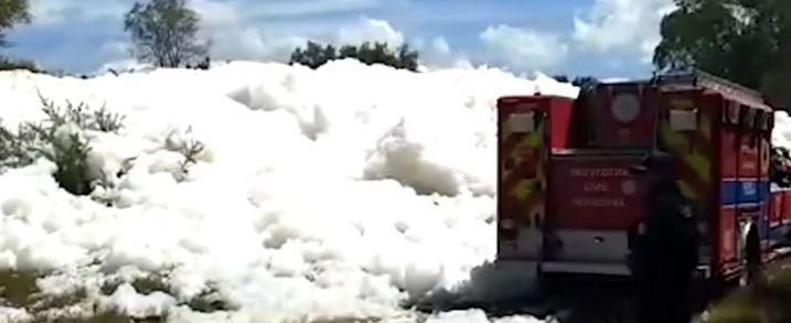 Stao da se fotografiše pored ogromne količine zagađene pjene pa nestao u njoj