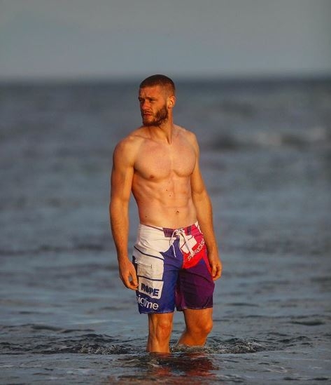 Jedan od najseksipilnijih glumaca uživa na Adi Bojani: PREPLANUO mamio uzdahe ženskog pola!