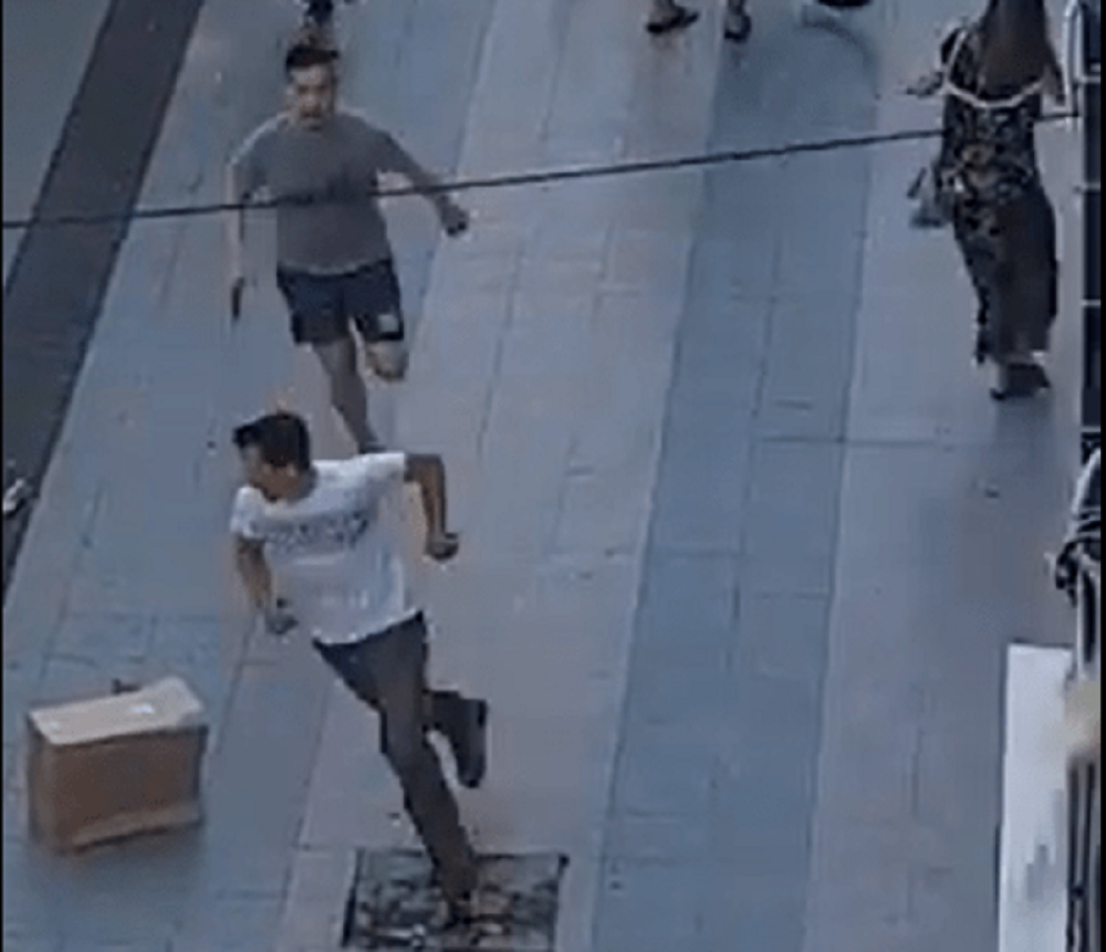 UZNEMIRUJUĆI VIDEO: Kinezi jurili radnika ministarstva satarom po ulici, razlog je bizaran