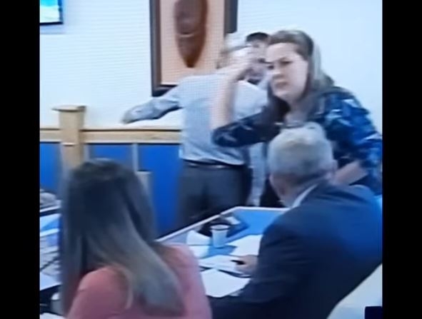 VIDEO BiH: Poslanica flašom gađala predsjednicu skupštine, intervenisala i policija
