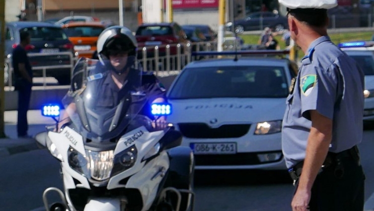 Eksplozija u Tuzli: Bačena bomba ispred zgrade, uništeno nekoliko vozila