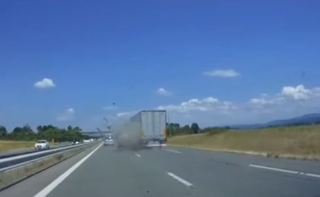 Pogledajte video: Zadrijemao za volanom pa udario u kamion
