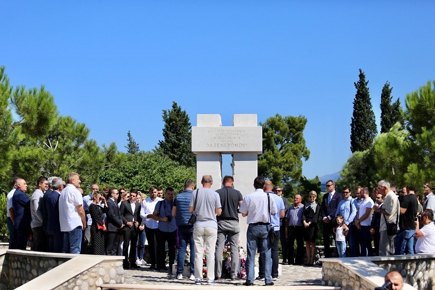Položen vijenac na spomenik žrtvama genocida u Srebrenici: “Crna Gora 11. jul mora uvrstiti u kalendar značajnih datuma”
