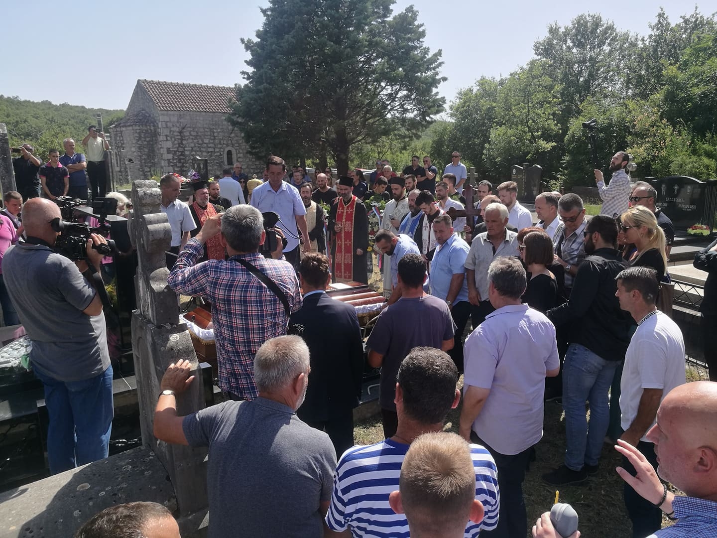 VIDEO: Pogledajte trenutak kad je sahranjen Momir Bulatović