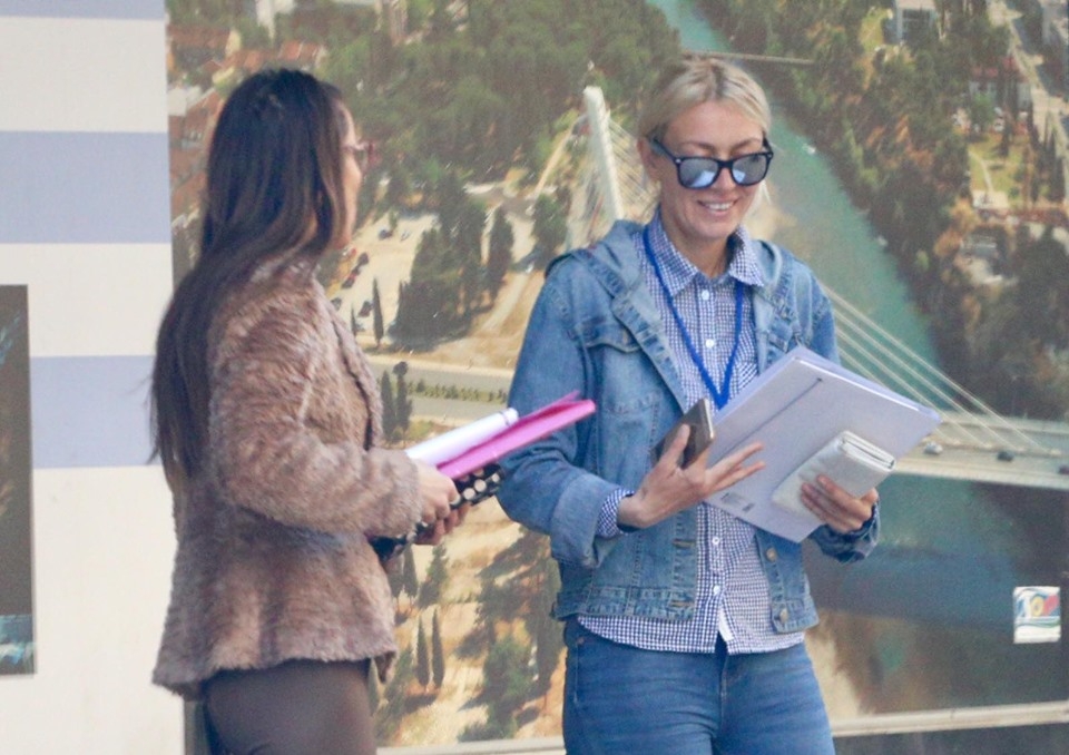 “Humanitarka” agresivno presrijeće prolaznike, traži pomoć za porodicu Drobnjak i priznaje da je njen profit 20 odsto