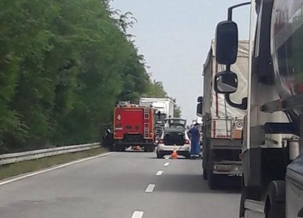 Stravična nesreća kod Kaća: Poginule tri žene, vatrogasci vade povrijeđene iz smrskanih automobila