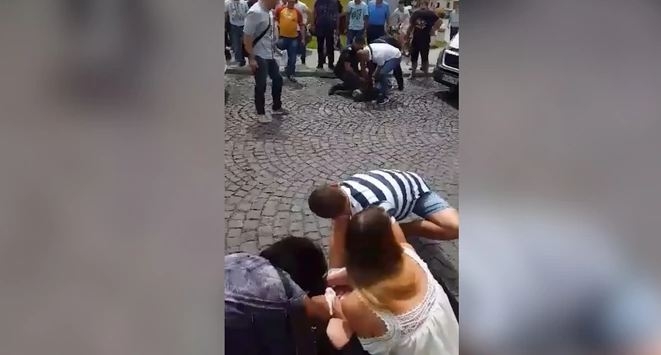 (VIDEO) Horor u centru Pančeva: Muškarac izbo bivšu ženu u vrat nasred ulice, pa pokušao da pobjegne