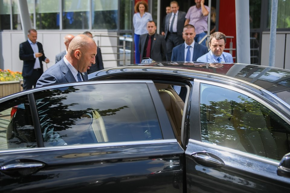 (VIDEO) Haradinaj otišao u Hag sa dva sata zakašnjenja, ispraćen rotacijama i policijskim vozilima