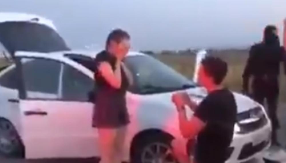 (VIDEO) Htio da zaprosi djevojku, a umjesto prstena joj spremio užasno iznenađenje od kog se ledi krv u žilama