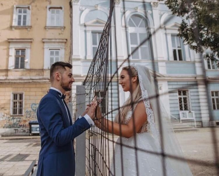 BOSNA: 24 godine ih je razdvajala ratna ograda: Srušili su je BRAKOM i beskrajnom ljubavlju