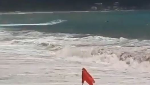 (VIDEO) Spasioci na muke zbog bezobzirnih kupača: Uprkos upozorenjima i podignutoj zastavici spašavali ljude iz talasa