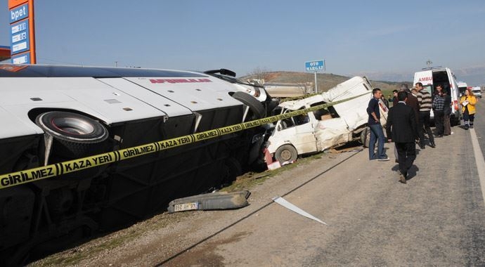 VIDEO- Stravična saobraćajna nesreća: U prevrtanju autobusa poginulo 17 osoba