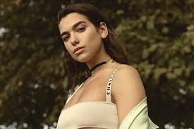 (VIDEO) Dua Lipa tokom nastupa ne komunicira sa publikom, a ponekad djeluje kao da nije prisutn! Zbog ovoga joj se svi smiju