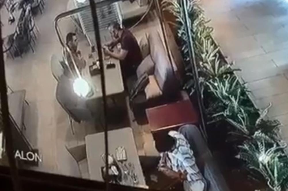 (VIDEO) Brutalna likvidacija turskog diplomate: Mladić sjedjeo za stolom i tipkao po telefonu, a onda je izvukao pištolj