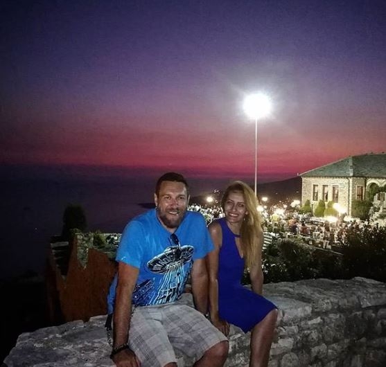 (FOTO) Vjenčali su se u tajnosti, a sad slave na Krfu: Pogledajte kako izgleda Nigorova 14 godina mlađa žena