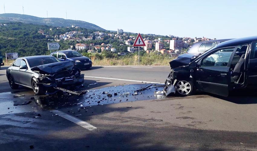 Čeoni sudar automobila kod Utjehe: Povrijeđena žena