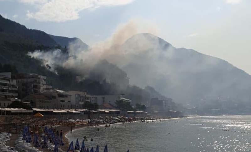(FOTO) Uzbuna u Sutomoru: Gori šuma, požar gase i kanaderi