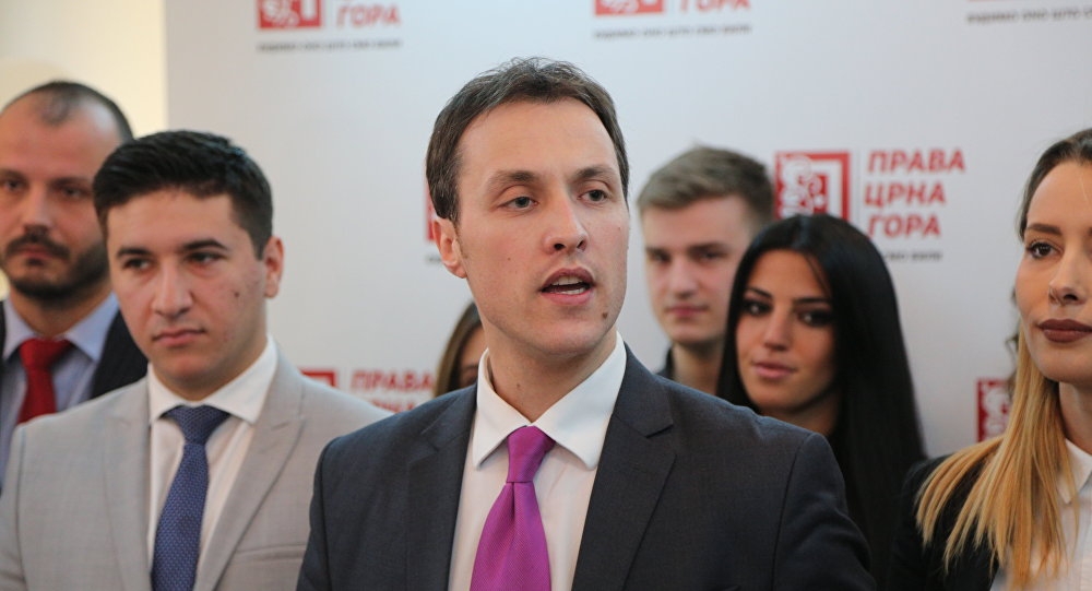 Prava Crna Gora: Policija vreba da uhapsi Branku Milić ispred Ambasade Srbije kao Asanža