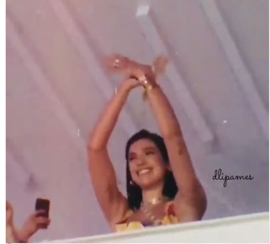 PRIŠTINA: Dua Lipa pokazala dvoglavog orla na festivalu, Majlo Sajrus je nazvala “kraljicom Kosova”