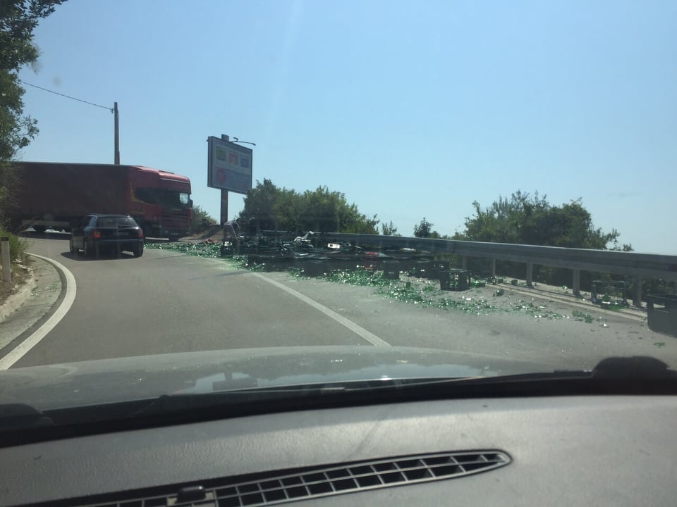 Budva: Iz kamiona ispale gajbe, staklene flaše se rasule po putu