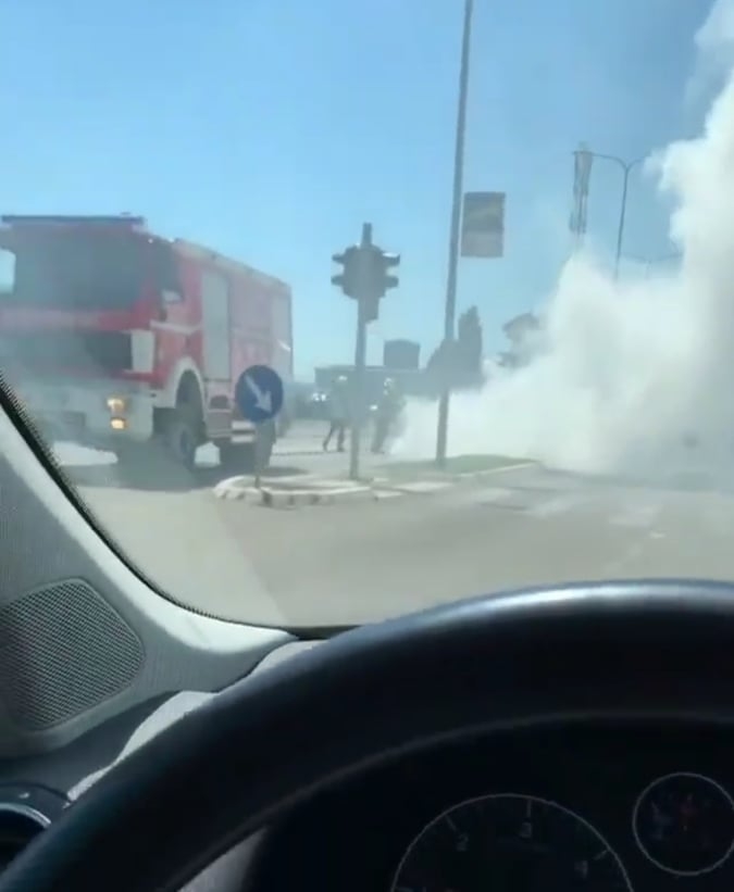 (VIDEO) Zapalio se automobil tokom vožnje u blizini Ekonomskog fakulteta