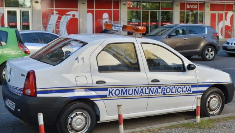 Nikšićanin vrijeđao službenice Komunalne policije: Prijetio, pa im oteo zapisnike?