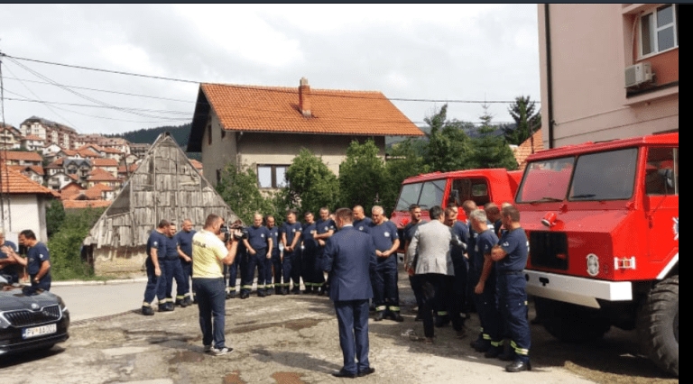 Pljevaljski vatrogasci dobili po 100 eura, nagrađeni jer su spašavali putnike iz autobusa