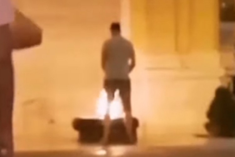 VIDEO: Urinirao po “Vječnoj vatri” u Sarajevu i ugasio je!