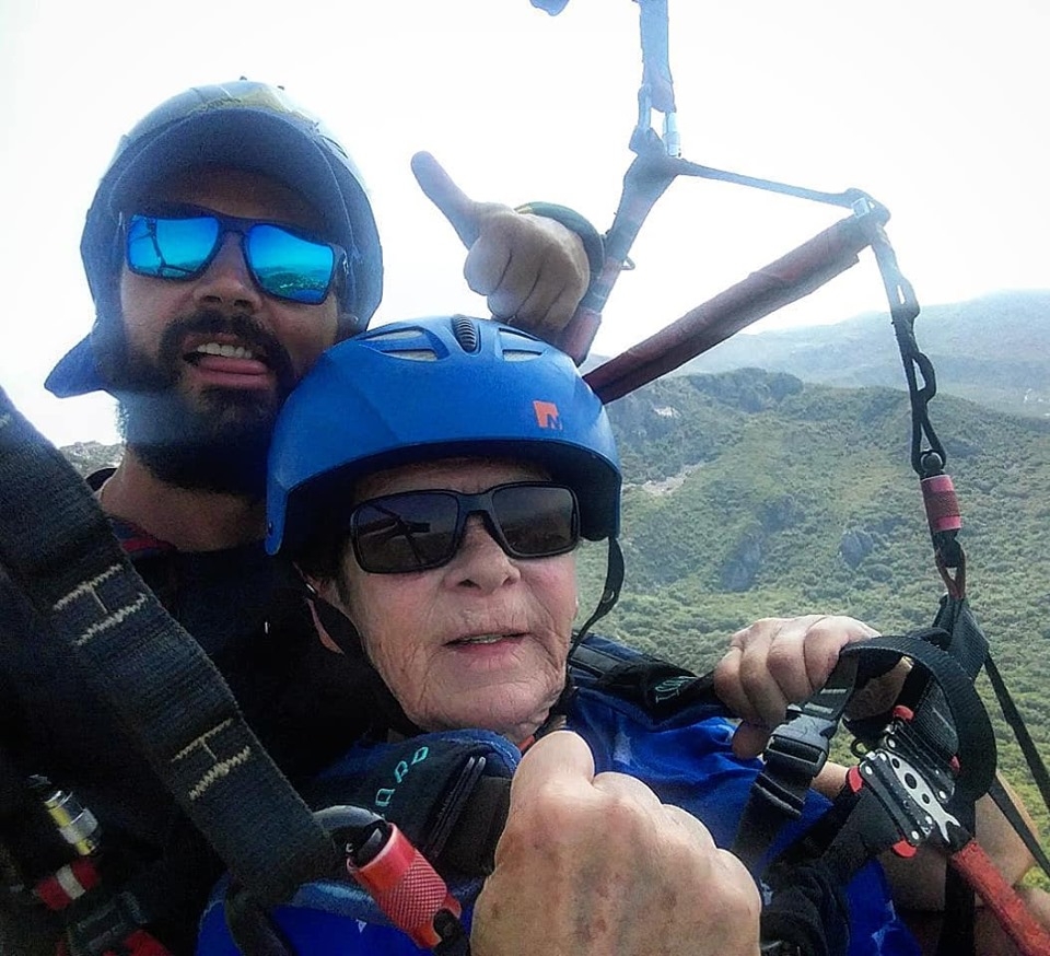 Baka letjela paraglajderom iznad Crne Gore: “Super, predivno, dobro je biti živ!”