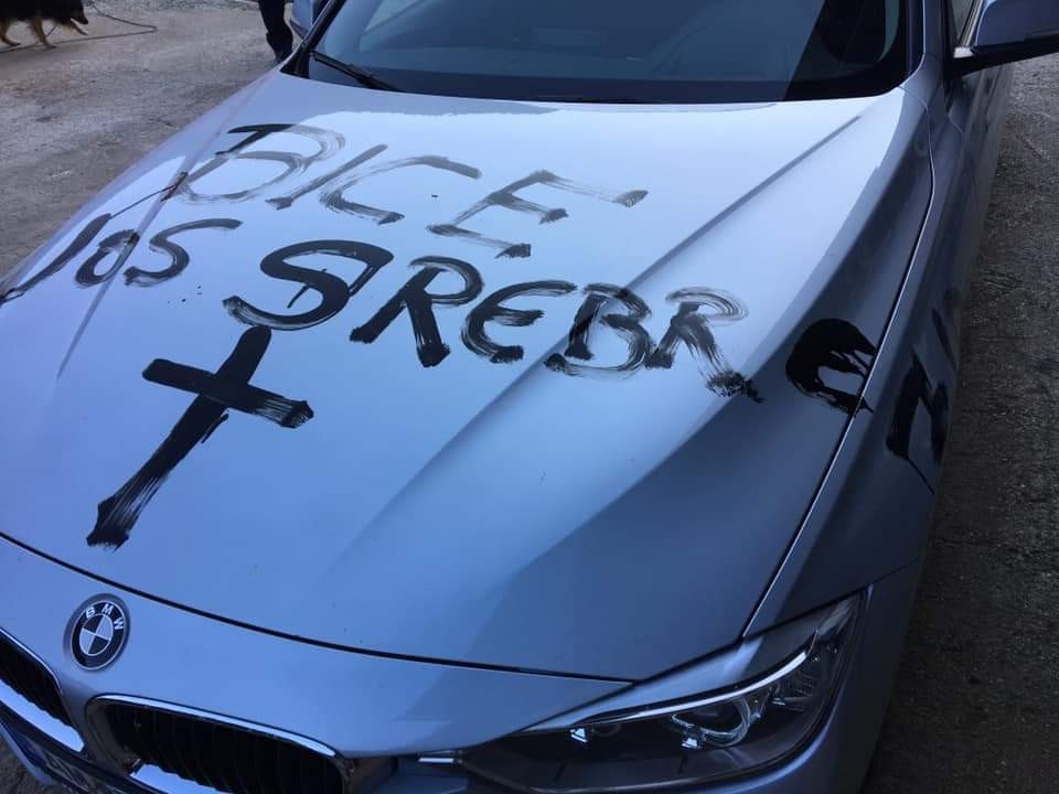 Skandalozno: Grafiti “Biće još Srebrenica” i kukasti krstovi osvanuli na kućama i automobilima Bošnjaka